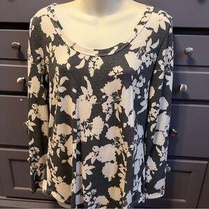🆕 Soft grey floral top